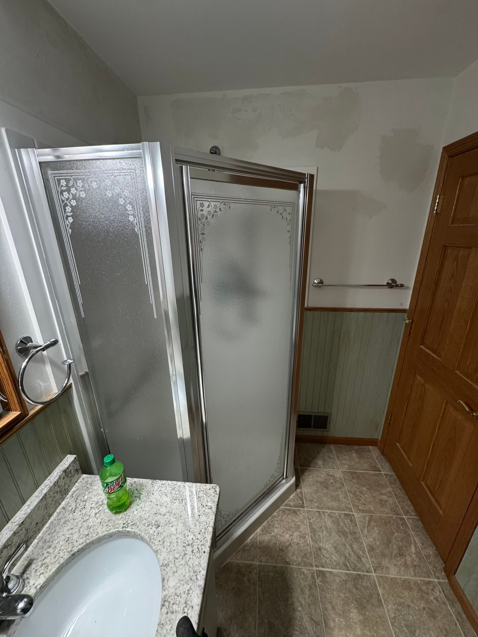 Bathroom before remodel 14